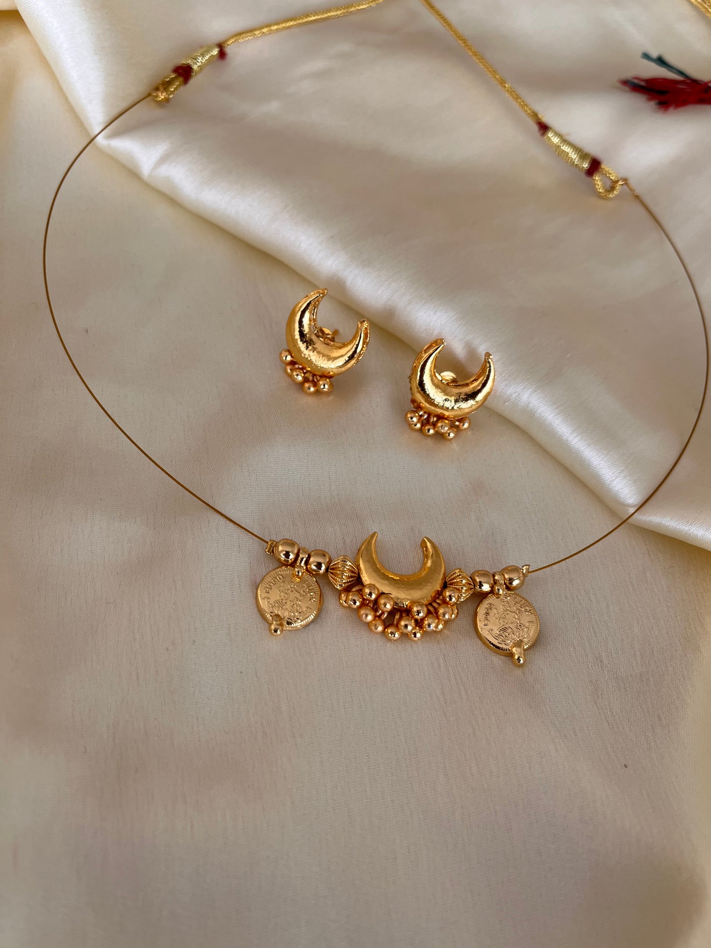 Putali Chandra invisible necklace